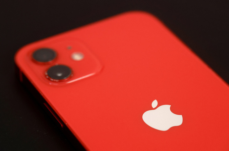 Dòng iPhone 12 bị cơ quan chức năng Pháp cho rằng vi phạm quy định an toàn về bức xạ - Ảnh: REUTERS