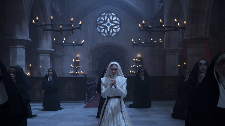 Nữ chính Irene (áo trắng) được các nữ tu thực chất là hồn ma từng bị Valak hãm hại quay lại bảo vệ