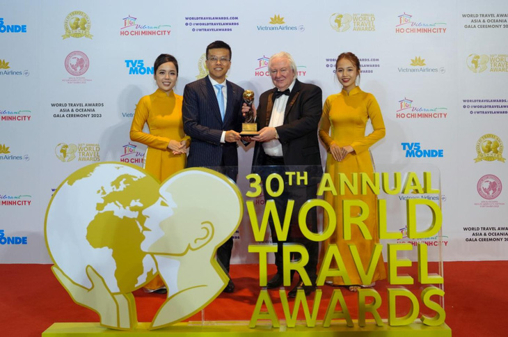 Ông James Lim - tổng quản lý khu vực, khối căn hộ dịch vụ The Ascott Limited (thứ hai từ trái sang) nhận giải từ ông Graham Cooke - chủ tịch World Travel Awards