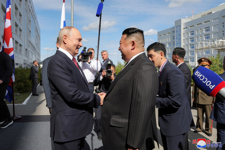 Nhà lãnh đạo Triều Tiên Kim Jong Un (phải) gặp Tổng thống Nga Vladimir Putin tại sân bay vũ trụ Vostochny ở tỉnh Amur, vùng Viễn Đông Nga hôm 13-9 - Ảnh: REUTERS/KCNA