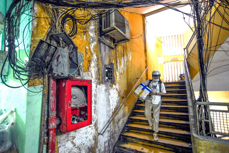 Chung cư 134 Trần Hưng Đạo, quận 1 (TP.HCM) đã xuống cấp nghiêm trọng, hệ thống phòng cháy chữa cháy bị hoen gỉ - Ảnh: QUANG ĐỊNH