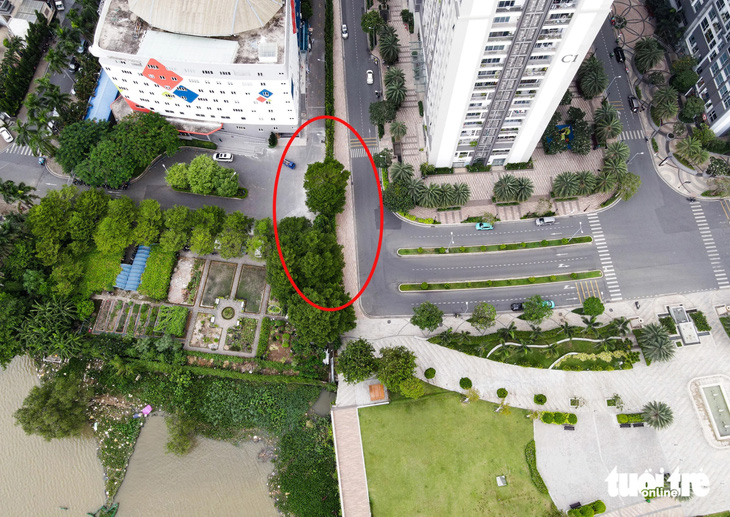 Bức tường do Saigon Pearl quản lý đang ngăn đường ven sông Sài Gòn. Phía bên trái ảnh mép bờ sông cũng là bến buýt thủy số 1 nhưng nhiều năm nay chưa triển khai được - Ảnh: LÊ PHAN