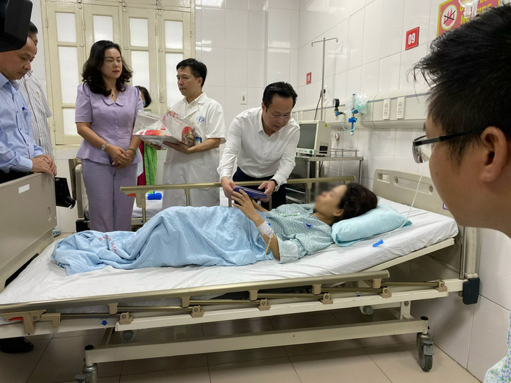 Đoàn Sở GD-ĐT Hà Nội thăm một cô giáo bị thương trong vụ cháy chung cư mini - Ảnh: V.HƯƠNG