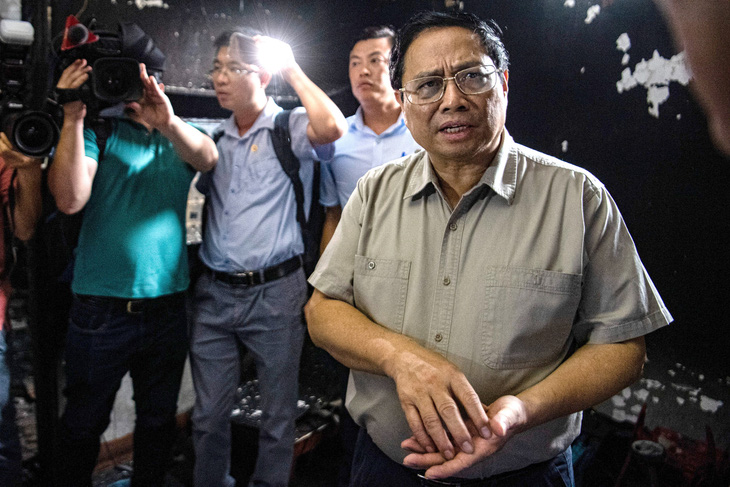 Thủ tướng Phạm Minh Chính đến hiện trường vụ cháy chỉ đạo cứu nạn - Ảnh: HỒNG QUANG