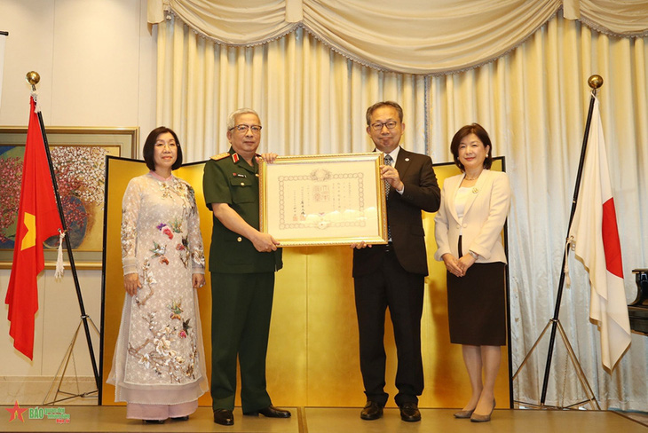 Đại sứ Nhật Bản tại Việt Nam Yamada Takio thay mặt Chính phủ Nhật Bản trao tặng Huân chương Mặt trời mọc cho thượng tướng Nguyễn Chí Vịnh vào tháng 5-2023 - Ảnh: Báo Quân Đội Nhân Dân