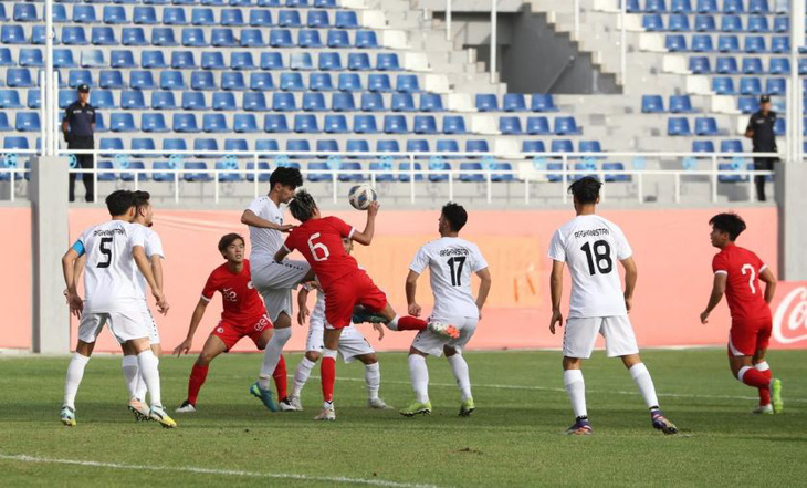 Tuyển U23 Hong Kong (áo đỏ) trong trận thua Uzbekistan 0-10 tại vòng loại U23 châu Á 2024 - Ảnh: HKFA