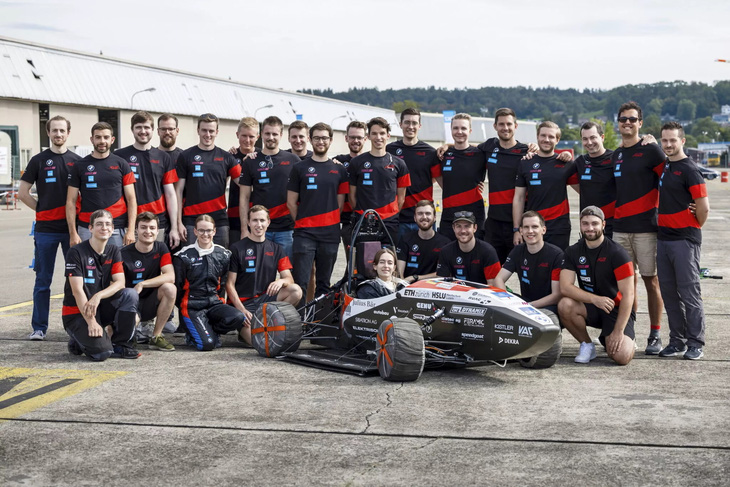 Một nhóm sinh viên đã tạo ra chiếc xe điện nhanh nhất thế giới - Ảnh: Carscoops