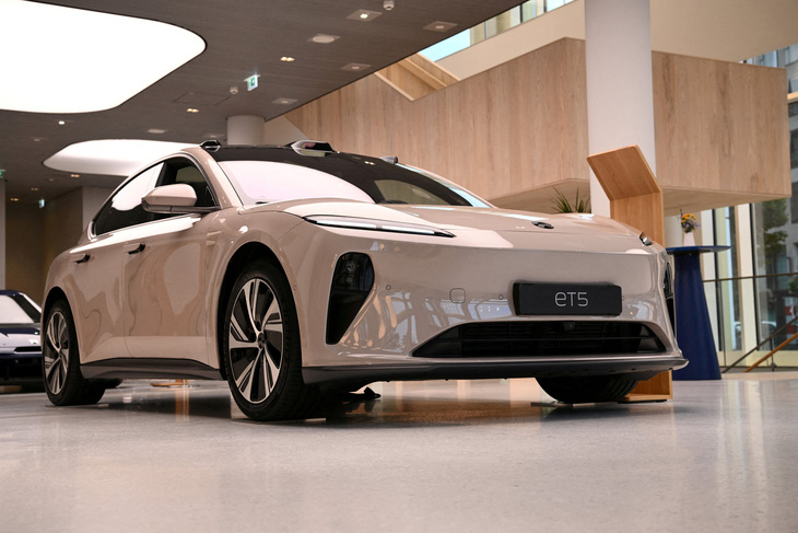 Một mẫu ô tô NIO ET5 tại phòng trưng bày của nhà sản xuất xe điện thông minh cao cấp Trung Quốc NIO ở Berlin, Đức hôm 17-8 - Ảnh: REUTERS