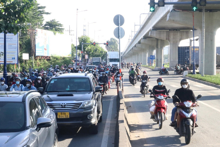Dòng xe máy chạy ngược chiều trên đường Nguyễn Văn Bá (TP Thủ Đức) - Ảnh: TIẾN QUỐC