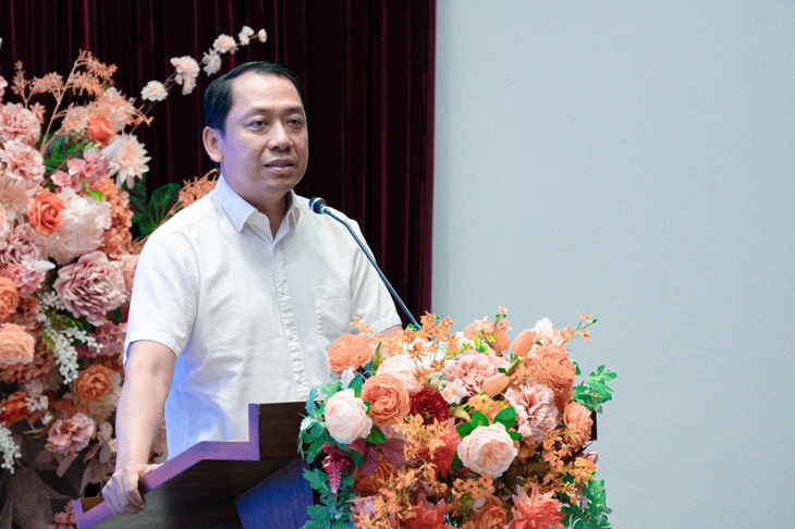 Ông Bùi Sơn Nam - chủ tịch Công đoàn, phó tổng giám đốc Tổng công ty MobiFone - động viên đội bóng Công đoàn Thông tin và Truyền thông trước ngày thi đấu - Ảnh: BTC