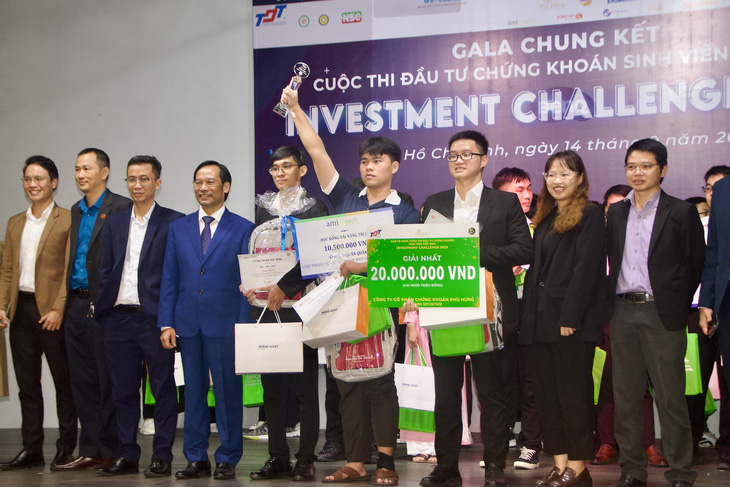 20 triệu đồng được trao cho quán quân Đầu tư chứng khoán sinh viên Việt Nam - Investment Challenge 2023 - Ảnh: THU GIANG