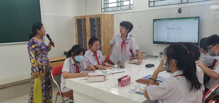Một tiết học theo phương pháp mới ở Trường THCS Nguyễn Gia Thiều, quận Tân Bình, TP.HCM. TP đã đẩy mạnh việc đổi mới phương pháp giảng dạy từ lâu, năm học này tiếp tục đẩy mạnh đổi mới việc đánh giá học sinh. Trong đó, giáo viên không được trả bài bất ngờ - Ảnh: H.HG