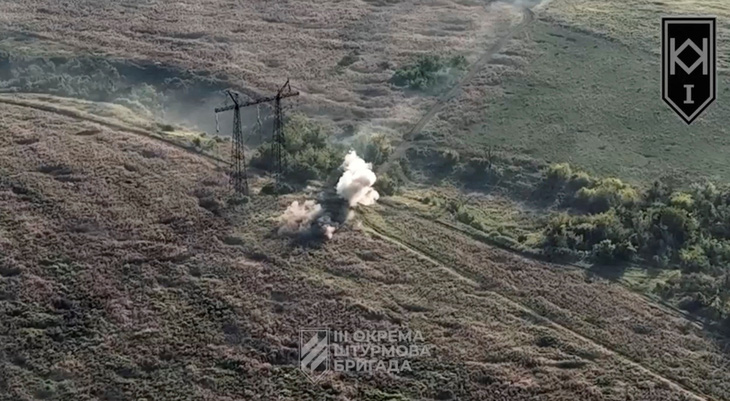Hình ảnh đăng tải hôm 22-8 được cho là một xe bọc thép của Nga bị drone Ukraine tấn công gần làng Andriivka ở vùng Donetsk - Ảnh: REUTERS/Trung tâm báo chí lực lượng vũ trang Ukraine