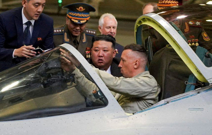 Ông Kim Jong Un quan sát quá trình lắp ráp cuối cùng của chiến đấu cơ Su-35 sáng 15-9 - Ảnh: REUTERS