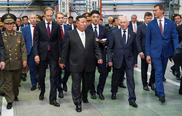 Ông Kim Jong Un thị sát nhà máy sản xuất máy bay chiến đấu cùng bộ trưởng Bộ Công thương Nga hôm 15-9 - Ảnh: REUTERS