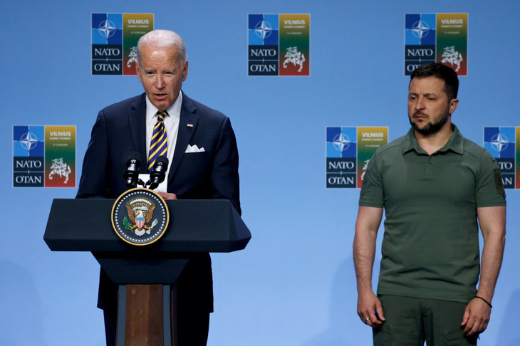 Ông Biden và ông Zelensky đã gặp nhau hôm 12-7 tại Hội nghị Thượng đỉnh NATO ở Lithuania - Ảnh: AFP