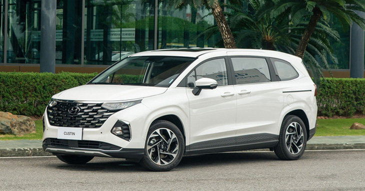 Hyundai Custin giá dưới 1 tỉ đồng, phá vỡ thế độc tôn của Kia Carnival