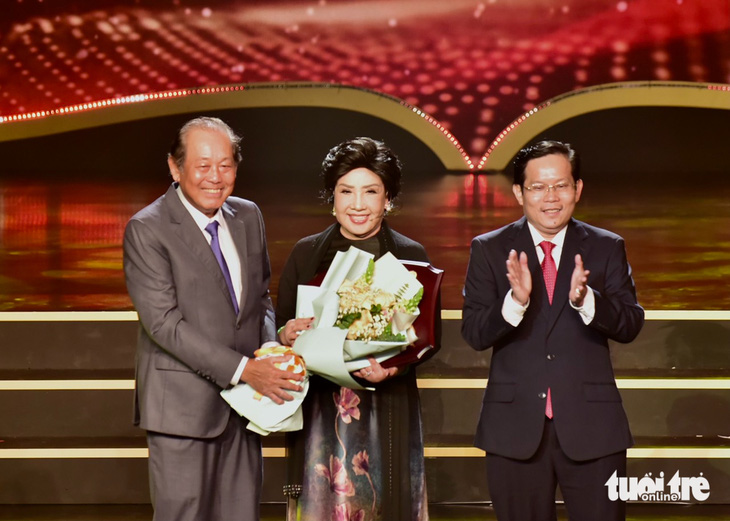 Nghệ sĩ Lệ Thủy được vinh danh Nghệ sĩ trọn đời vì cộng đồng trong giải Mai Vàng 2022 - Ảnh: T.T.D.