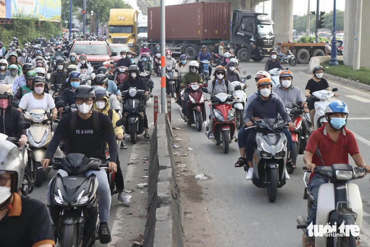 Dòng xe máy đi ngược chiều trên đường Nguyễn Văn Bá (đoạn qua khu vực cầu Rạch Chiếc, TP Thủ Đức) càng lúc càng đông đúc, giao thông qua khu vực trở nên rối loạn - Ảnh: TIẾN QUỐC