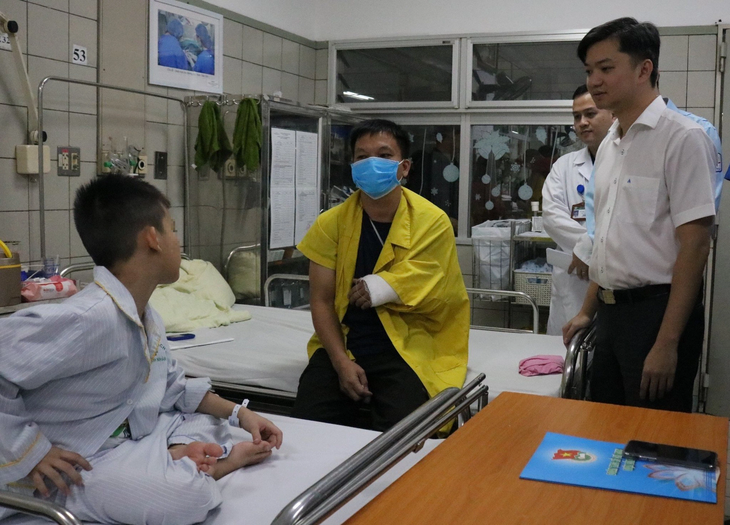 Anh Nguyễn Minh Triết - bí thư Trung ương Đoàn, chủ tịch Trung ương Hội Sinh viên Việt Nam - thăm hỏi các em nhỏ là nạn nhân vụ cháy chung cư mini đang điều trị tại Trung tâm nhi khoa của Bệnh viện Bạch Mai - Ảnh: HÀ THANH