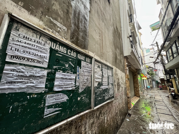 Tấm bảng quảng cáo trong một con ngõ nhỏ ở Hà Nội được dán chằng chịt các thông tin cho thuê nhà trọ, chung cư mini - Ảnh: PHẠM TUẤN