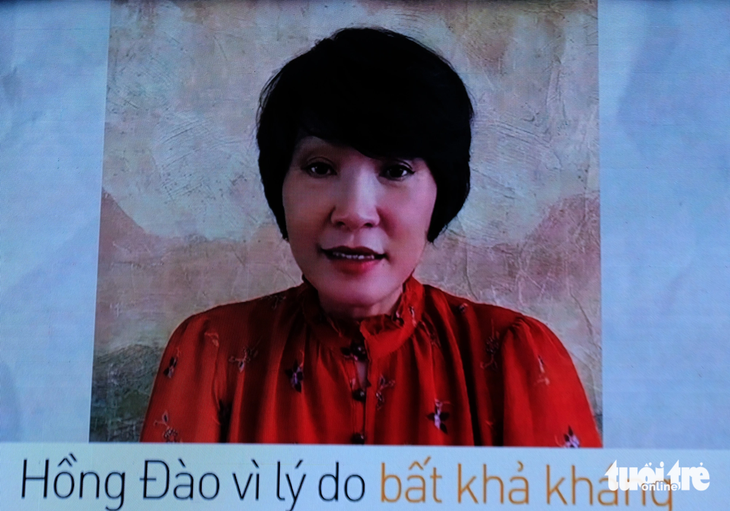 Nghệ sĩ Hồng Đào trong clip thực hiện từ Mỹ bày tỏ vì lý do sức khỏe không thể về tham gia vở Bông cánh cò - Ảnh chụp màn hình: LINH ĐOAN