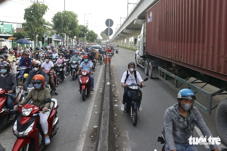 Xe máy đi ngược chiều, đối đầu xe container trên đường Nguyễn Văn Bá - Ảnh: TIẾN QUỐC