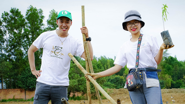 Hoang Dung participated in planting trees in Dong Nai - Photo: NVCC