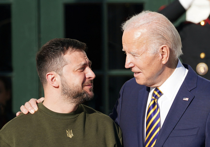 Tổng thống Mỹ Joe Biden (phải) chào đón Tổng thống Ukraine Volodymyr Zelensky trên bãi cỏ phía nam tại Nhà Trắng ở Mỹ vào ngày 21-12-2022. Truyền thông Mỹ đưa tin ông Zelensky sắp đến Mỹ lần nữa - Ảnh: REUTERS