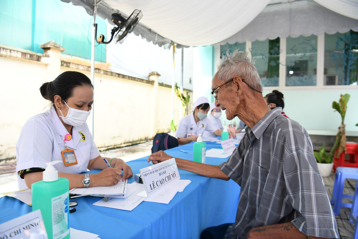 Người cao tuổi ở phường An Phú Đông (quận 12) được bác sĩ Viện Y dược học dân tộc TP.HCM khám, tầm soát sức khỏe tại chương trình - Ảnh: CHẾ TRUNG 