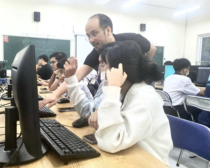 Học sinh tham gia CLB trí tuệ nhân tạo dưới sự hướng dẫn của giảng viên CNTT Trường ĐH Hoa Sen chiều 14-9 - Ảnh: TRÂN TRẦN