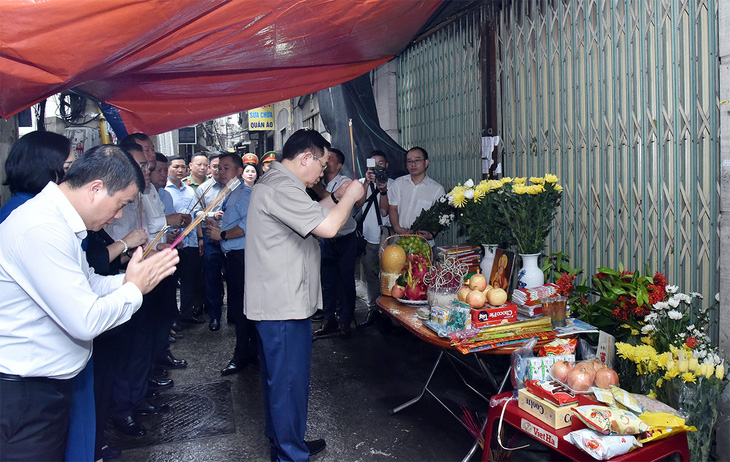 Chủ tịch Quốc hội Vương Đình Huệ thắp hương tưởng niệm nạn nhân vụ cháy chung cư mini ở Khương Hạ - Ảnh: LÂM HIỂN