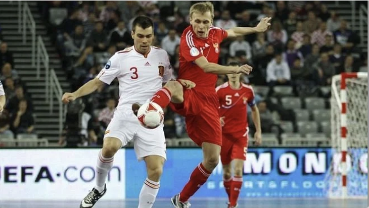 Cầu thủ futsal Nga Dmitry Prudnikov (phải) - Ảnh: ALCHETRON