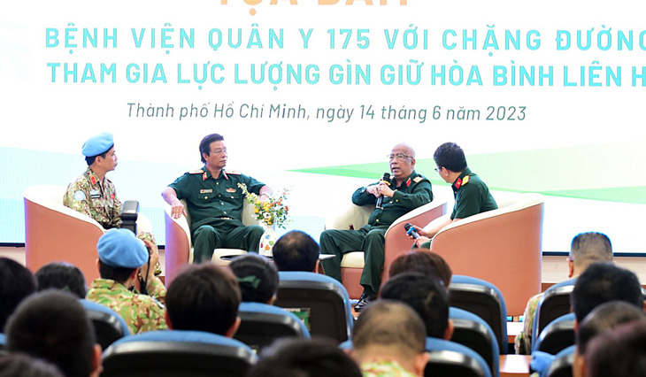 Thượng tướng Nguyễn Chí Vịnh (thứ hai từ phải sang) dự một sự kiện ở Bệnh viên Quân y 175, TP.HCM vào tháng 6-2023 - Ảnh: DUYÊN PHAN