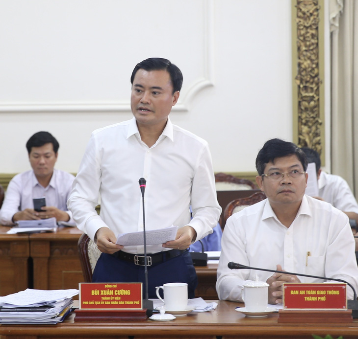 Phó chủ tịch UBND TP.HCM Bùi Xuân Cường phát biểu giải trình tại phiên họp - Ảnh: CTV