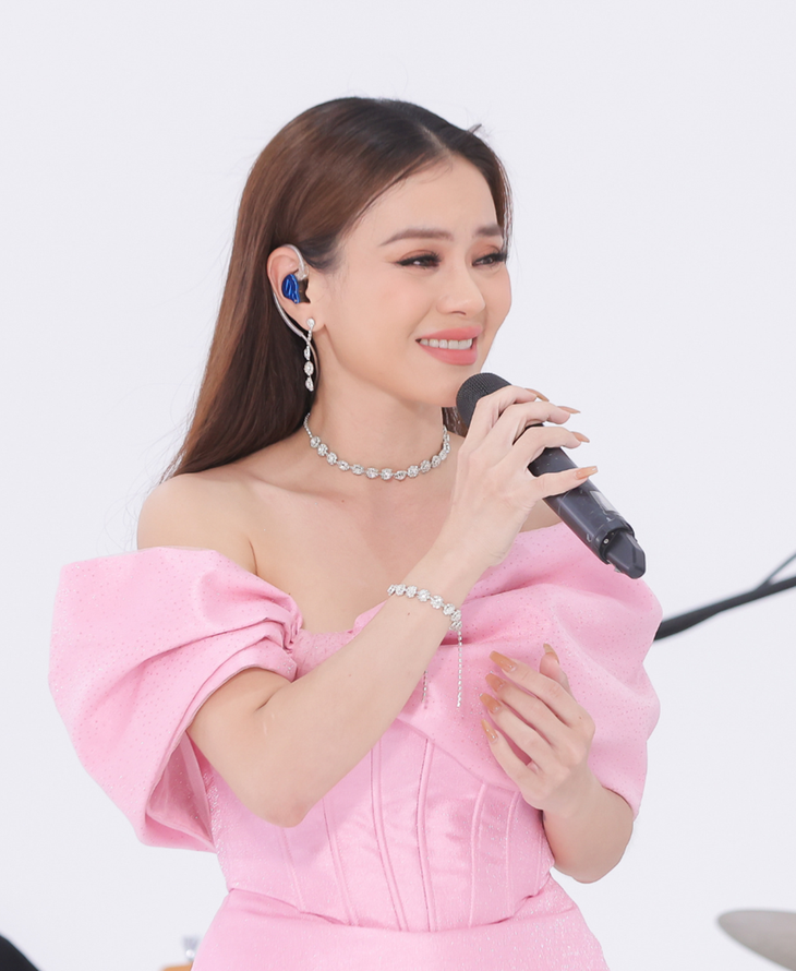 Hải Yến Idol khiến khán giả bật cười vì tiết lộ từng &quot;tác động vật lý&quot; lên mối tình đầu trước khi rung động