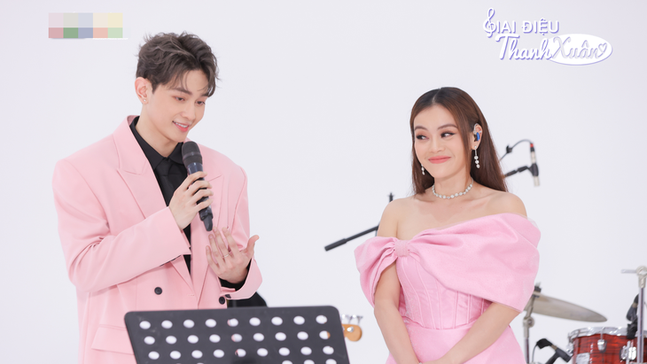 Roy Nguyễn và Hải Yến Idol mặc trang phục cùng tông màu hồng trò chuyện tại Giai điệu thanh xuân