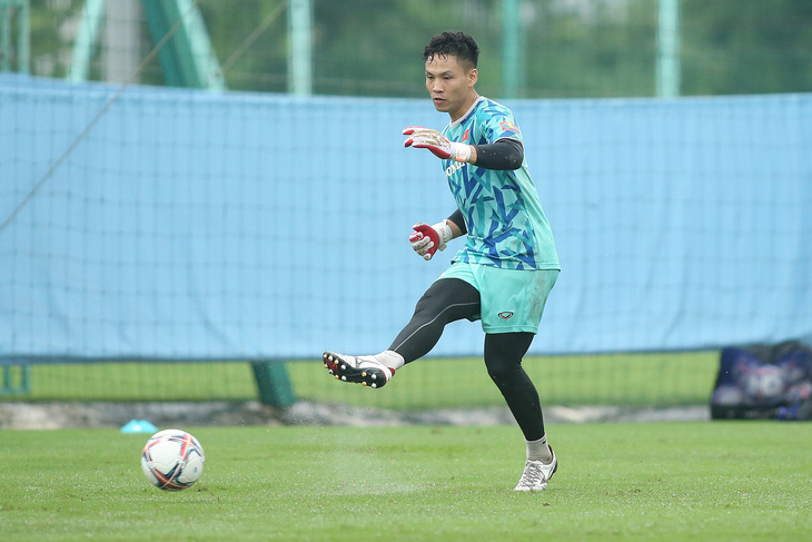 Đội hình Olympic Việt Nam đang có thủ môn Đỗ Sỹ Huy chơi chân ổn và khả năng chỉ đạo hàng thủ - Ảnh: HOÀNG TÙNG