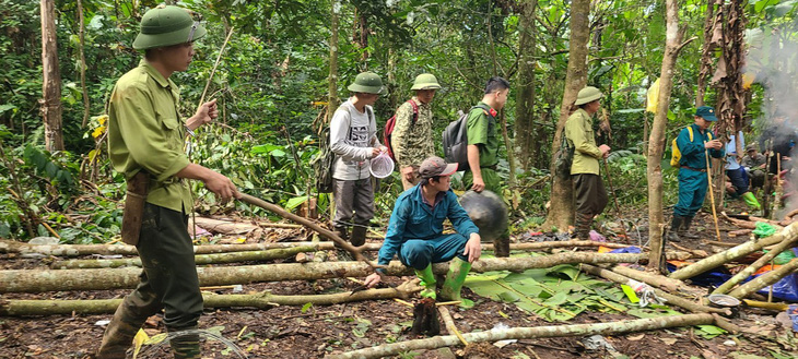 Lực lượng chức năng tại hiện trường khai thác vàng trái phép - Ảnh Ban quản lý Khu bảo tồn thiên nhiên Pù Luông