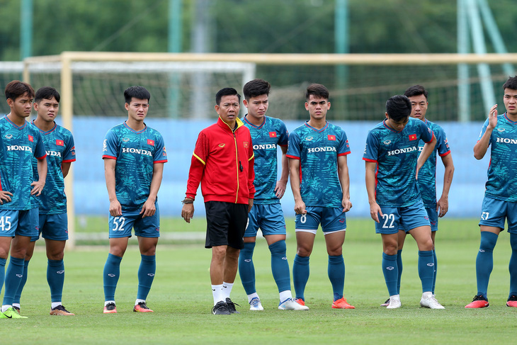 HLV Hoàng Anh Tuấn từng dẫn dắt tuyển Olympic Việt Nam tại Asiad 19 với đội hình quy tụ nhiều cầu thủ xuất sắc nhất lứa U23 hiện tại - Ảnh: HOÀNG TÙNG
