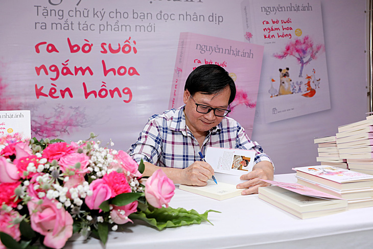 Nhà văn Nguyễn Nhật Ánh ký tặng bạn đọc năm 2022 - Ảnh: NXB Trẻ