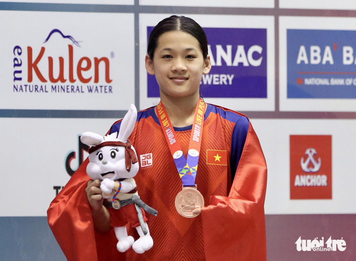 Kình ngư Nguyễn Thúy Hiền giành huy chương đồng nội dung 100m tự do nữ SEA Games 32 - Ảnh: HỮU TẤN