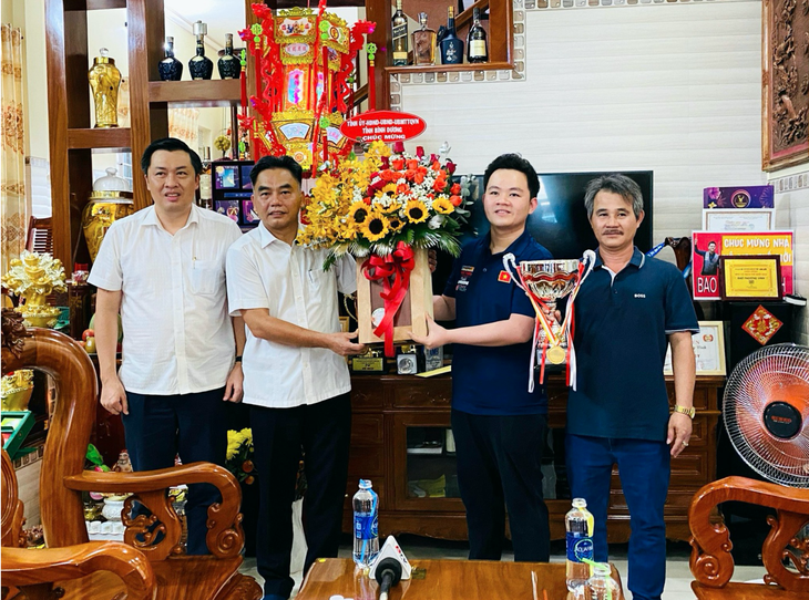 Ông Nguyễn Lộc Hà - phó chủ tịch UBND tỉnh Bình Dương và ông Cao Văn Chóng - phó giám đốc sở VH-TT&DL thay mặt lãnh đạo tỉnh Bình Dương chúc mừng Bao Phương Vinh - Ảnh: T.P
