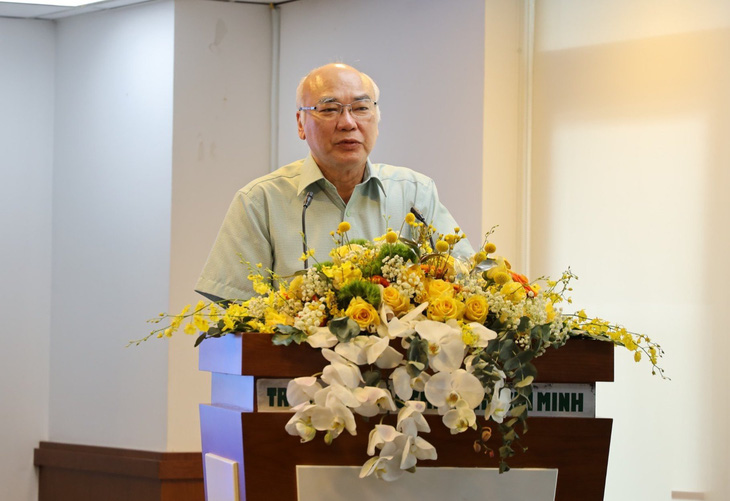 Ông Phan Nguyễn Như Khuê - trưởng Ban Tuyên giáo Thành ủy - phát biểu chúc mừng các tác phẩm báo chí được khen thưởng - Ảnh: HUYỀN MAI