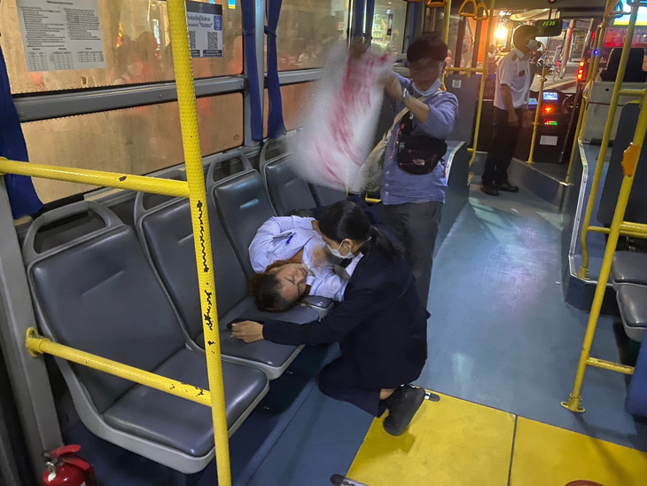 Tiếp viên xe buýt té xỉu 'cái đùng' vì hành khách mang sầu riêng - Ảnh 1.