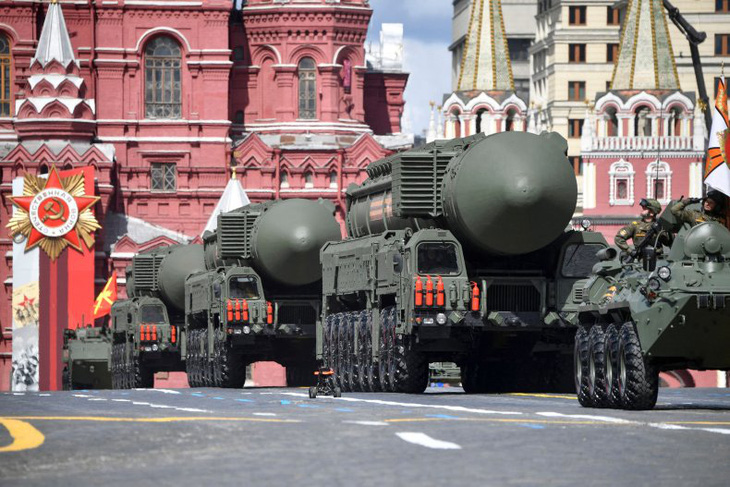Hệ thống tên lửa đạn đạo liên lục địa của Nga tại Quảng trường Đỏ - Ảnh: AFP 