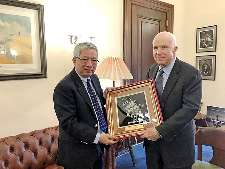 Thượng tướng Nguyễn Chí Vịnh tặng quà lưu niệm, bức tranh Chùa Một Cột, cho thượng nghị sĩ John McCain tại Washington nhân chuyến tham dự Đối thoại chính sách quốc phòng Việt Nam - Hoa Kỳ 2017 - Ảnh: TTXVN