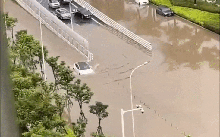 Lái xe điện qua đường ngập nước có thể nhận ngay trái đắng