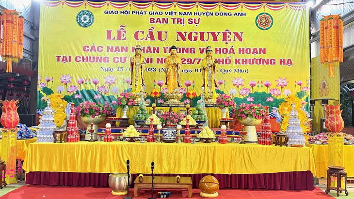 Ban trị sự Giáo hội Phật giáo Việt Nam huyện Đông Anh tổ chức lễ cầu siêu cho các nạn nhân vụ cháy chung cư mini sáng nay 15-9 - Ảnh: Đại đức Thích Nguyên Chính
