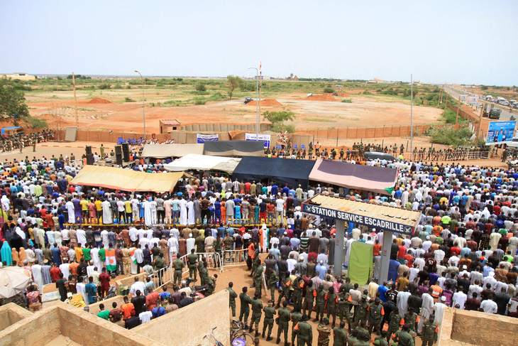 Người Niger tổ chức buổi cầu nguyện ngày 15-9 trước căn cứ quân sự Pháp ở Niamey, Niger - Ảnh: REUTERS
